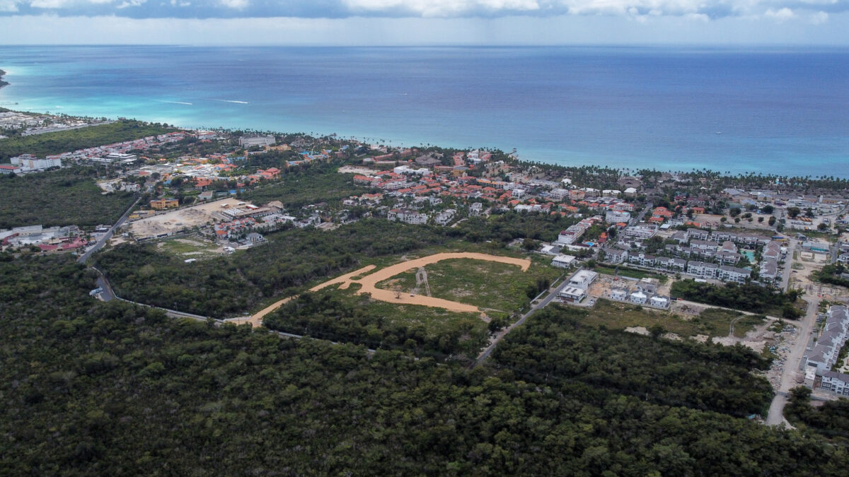 Vista aérea de Dominicus en Bayahíbe, República Dominicana, con desarrollo inmobiliario en construcción y entorno costero