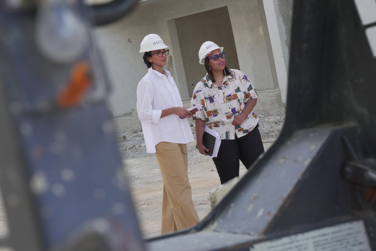 Equipo BECCA supervisando obra en Blend Bayahíbe, República Dominicana, como parte de la gestión de proyectos inmobiliarios en ejecución