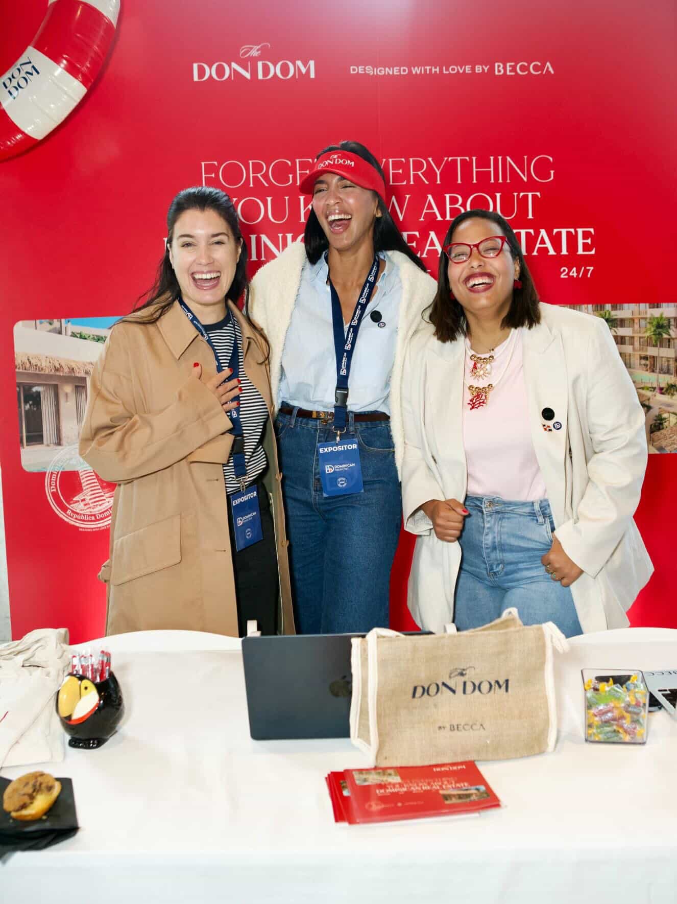 Victoria D’Anunzio, Lyanne Rijo y Laura Landestoy en el stand de The Don Dom by BECCA durante el Dominican House Fest en Nueva York
