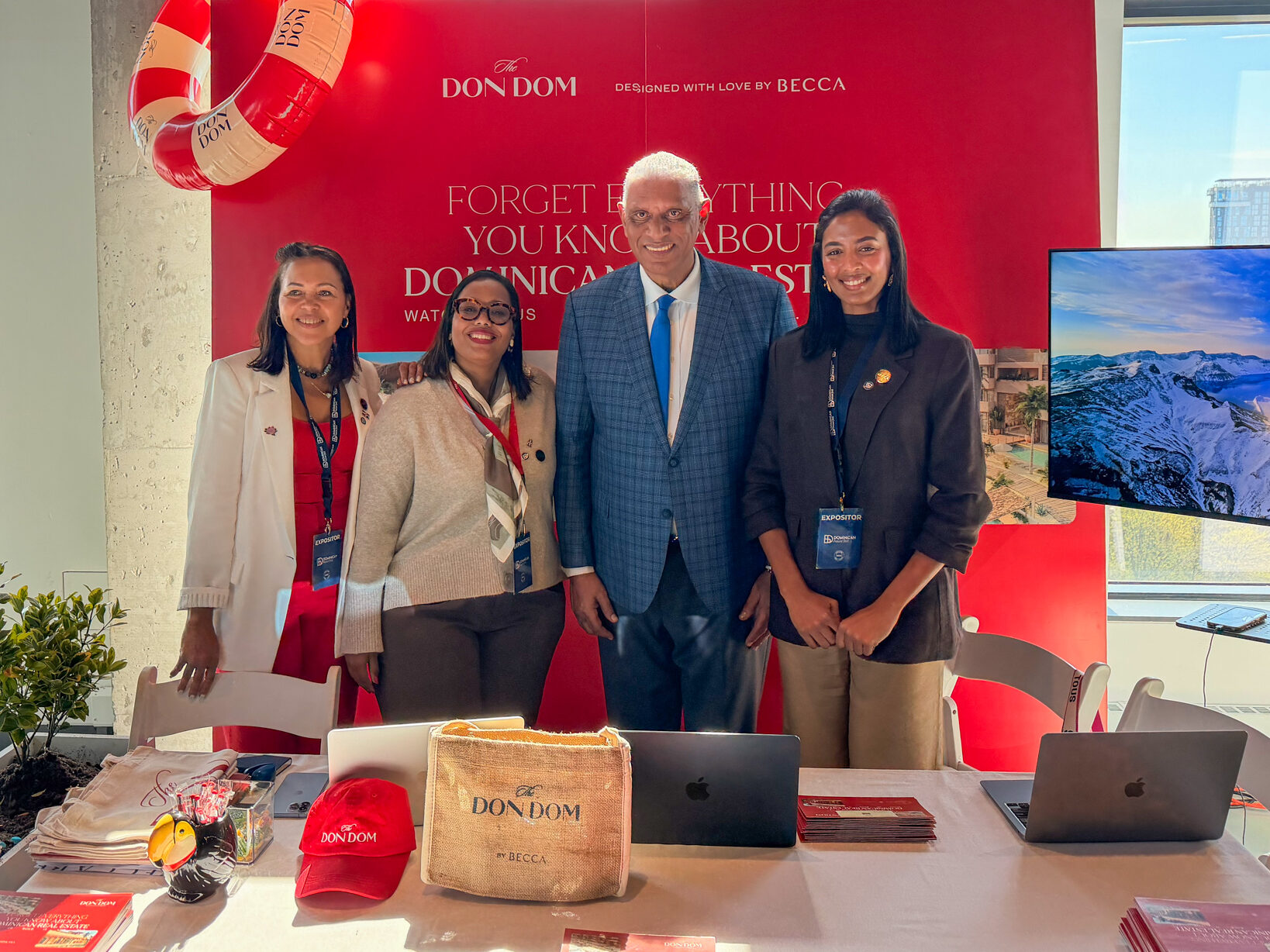 Equipo de BECCA junto al Cónsul General de República Dominicana en Nueva York en el stand de The Don Dom durante Dominican House Fest
