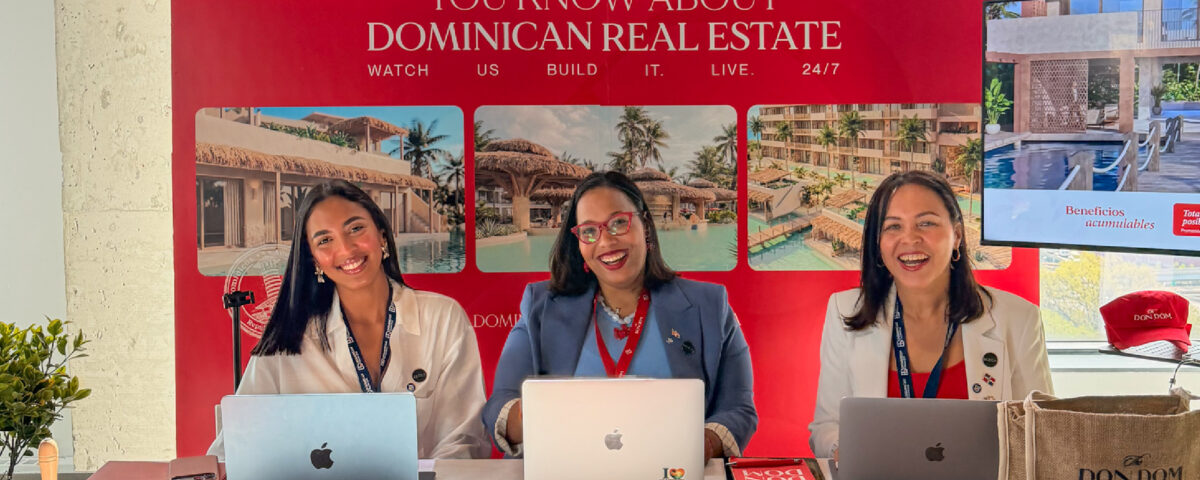 Equipo de BECCA en el stand de The Don Dom atendiendo inversores durante el Dominican House Fest en Nueva York