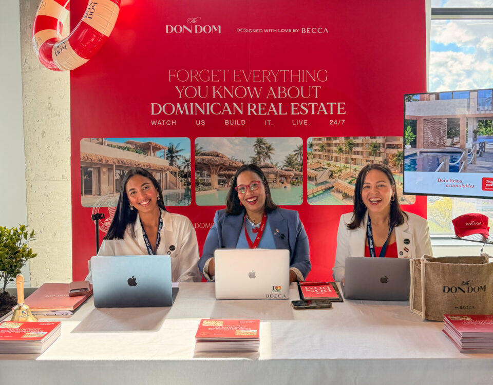 Equipo de BECCA en el stand de The Don Dom atendiendo inversores durante el Dominican House Fest en Nueva York