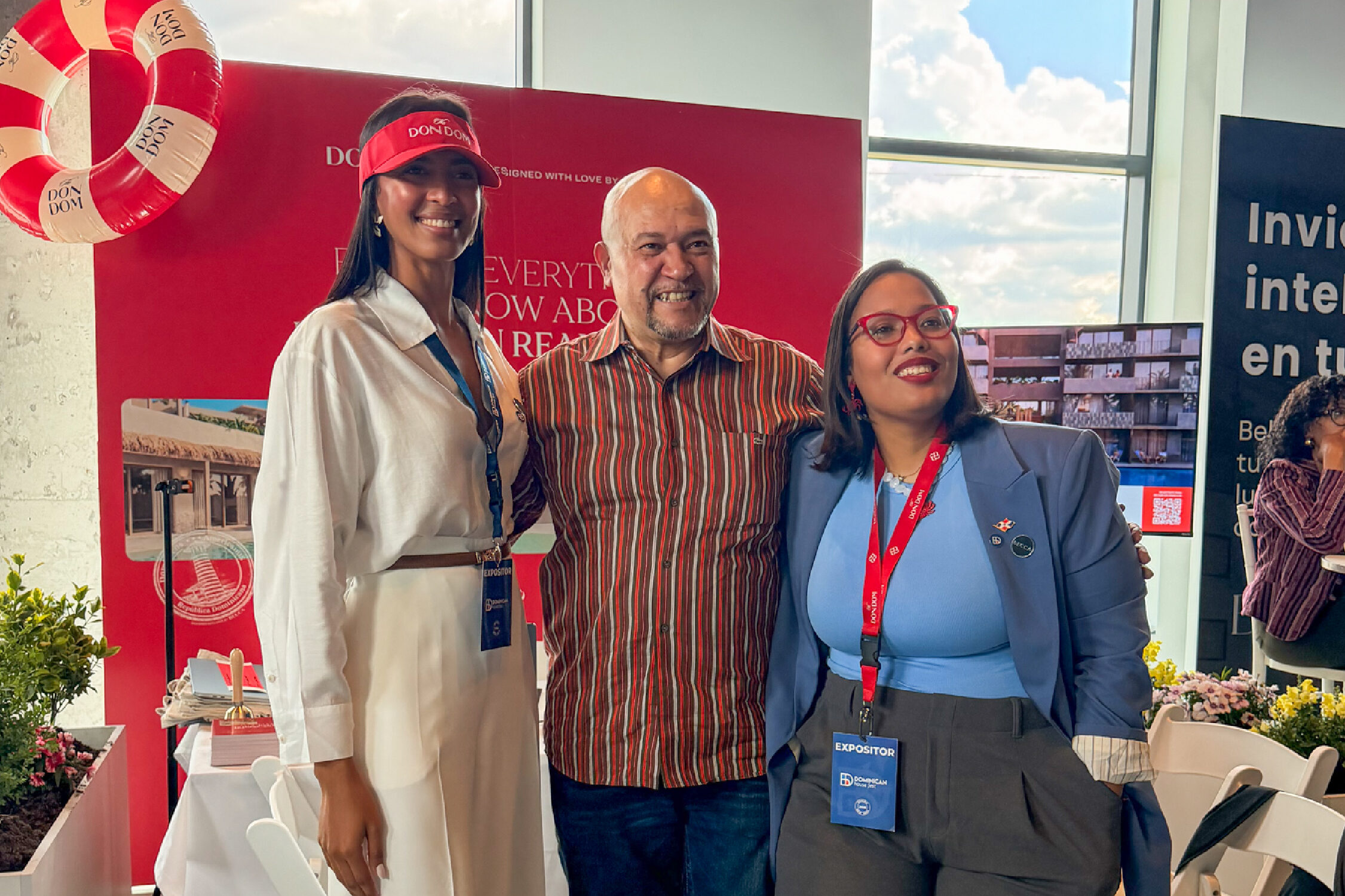 Equipo de BECCA junto a inversor durante el Dominican House Fest en Nueva York, en un encuentro cara a cara que refleja confianza en la inversión desde el exterior
