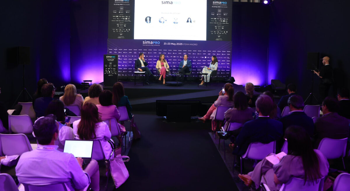 Conferencia en SIMA Madrid con público asistente y panel de speakers en el escenario durante una charla del sector inmobiliario internacional.