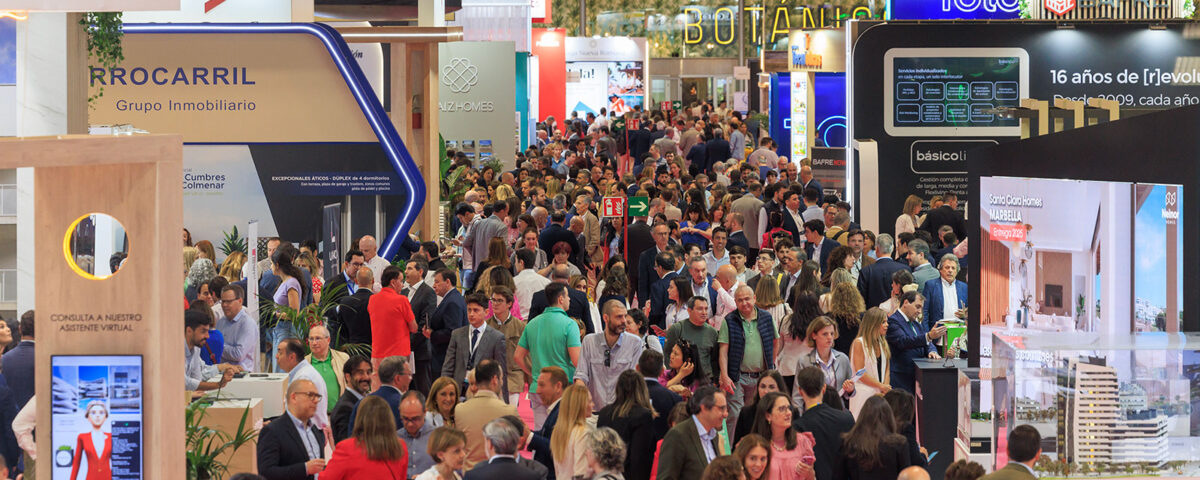 Vista general de SIMA Madrid con gran afluencia de público, stands inmobiliarios y asistentes recorriendo la feria.