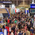 Vista general de SIMA Madrid con gran afluencia de público, stands inmobiliarios y asistentes recorriendo la feria.