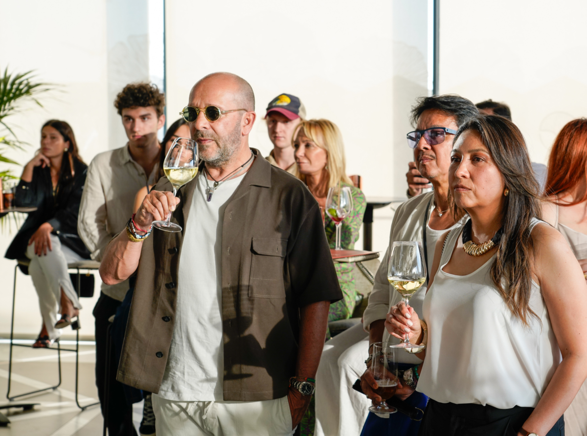 Asistentes escuchan la presentación de The Don Dom durante un encuentro privado realizado en Madrid.