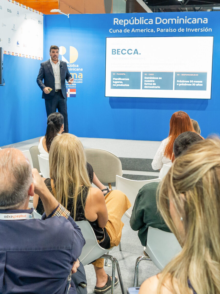 Federico Castillo durante la conferencia de BECCA sobre inversión inmobiliaria en República Dominicana en SIMA Madrid 2026.