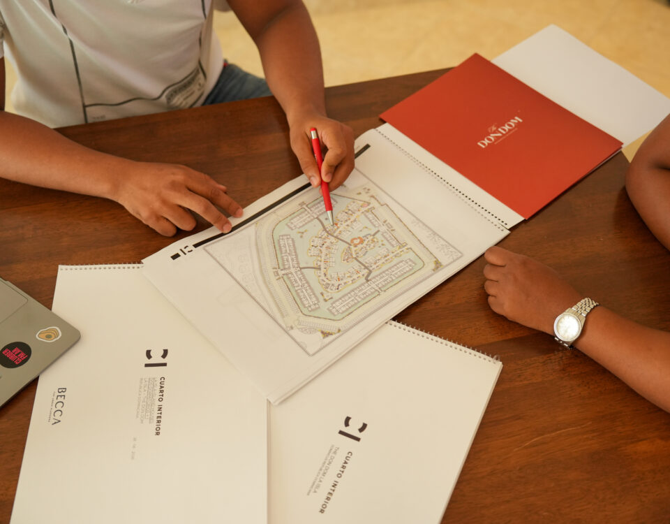 Asesoría sobre inversión inmobiliaria en República Dominicana con planos de The Don Dom