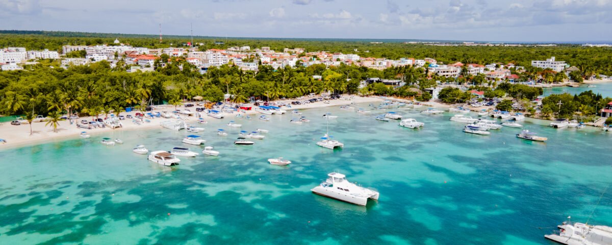 Vista aérea de Bayahíbe, zona de inversión inmobiliaria en República Dominicana