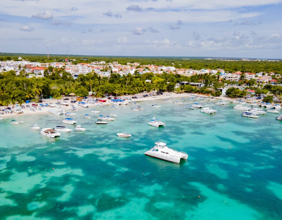 Vista aérea de Bayahíbe, zona de inversión inmobiliaria en República Dominicana
