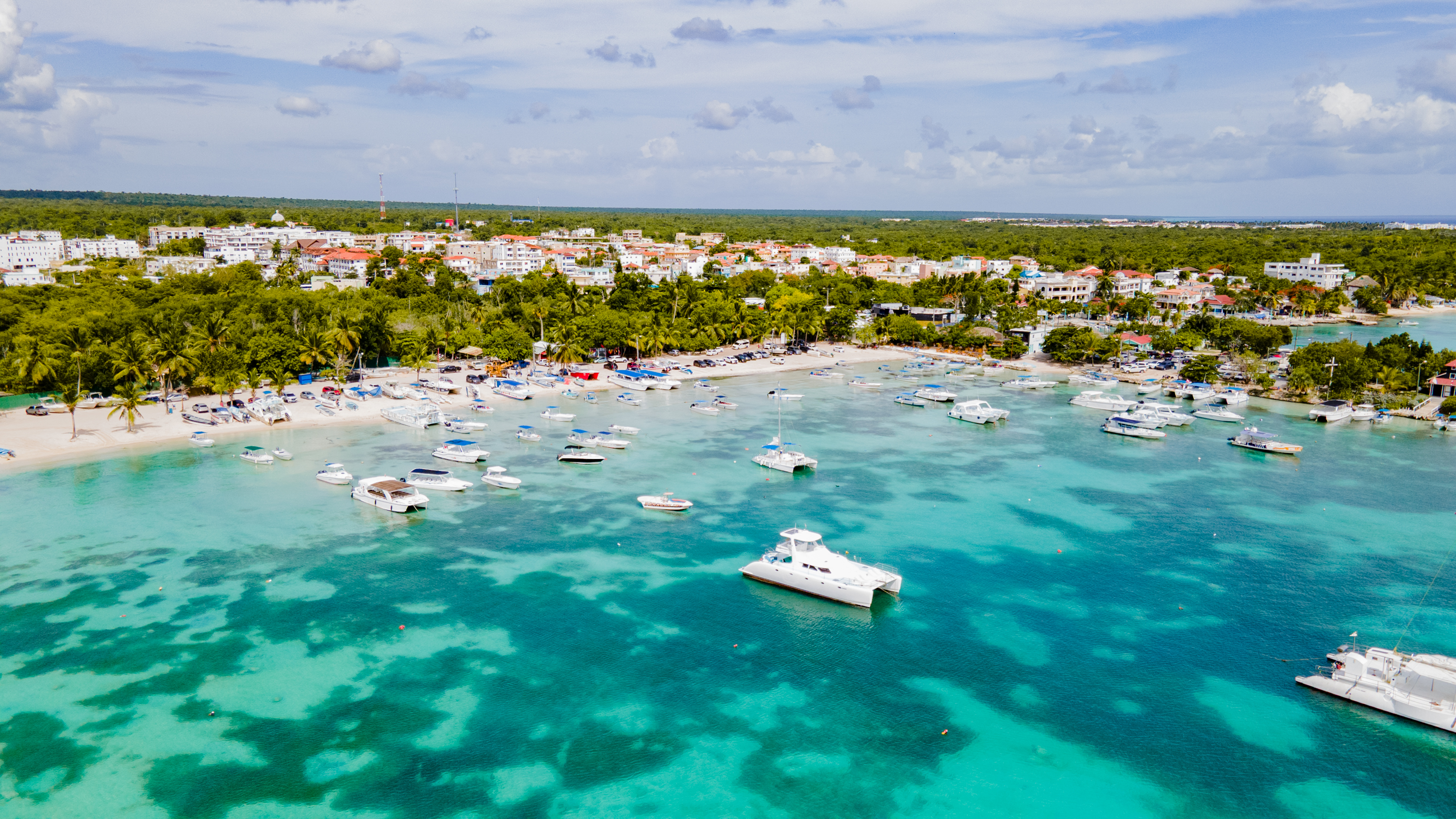 Vista aérea de Bayahíbe, zona de inversión inmobiliaria en República Dominicana