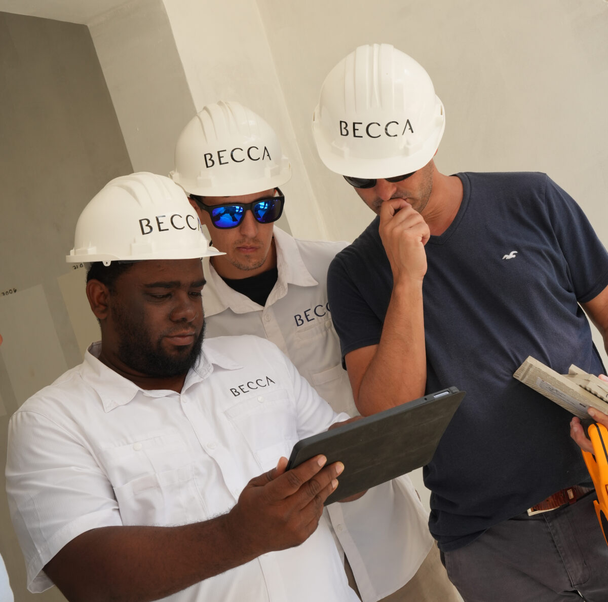 Equipo de BECCA revisando el avance de una obra inmobiliaria en Bayahíbe